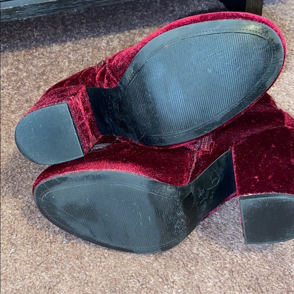 Barley Worn Size 7 Red Crushed Velvet Bootie - Picture 4 of 4